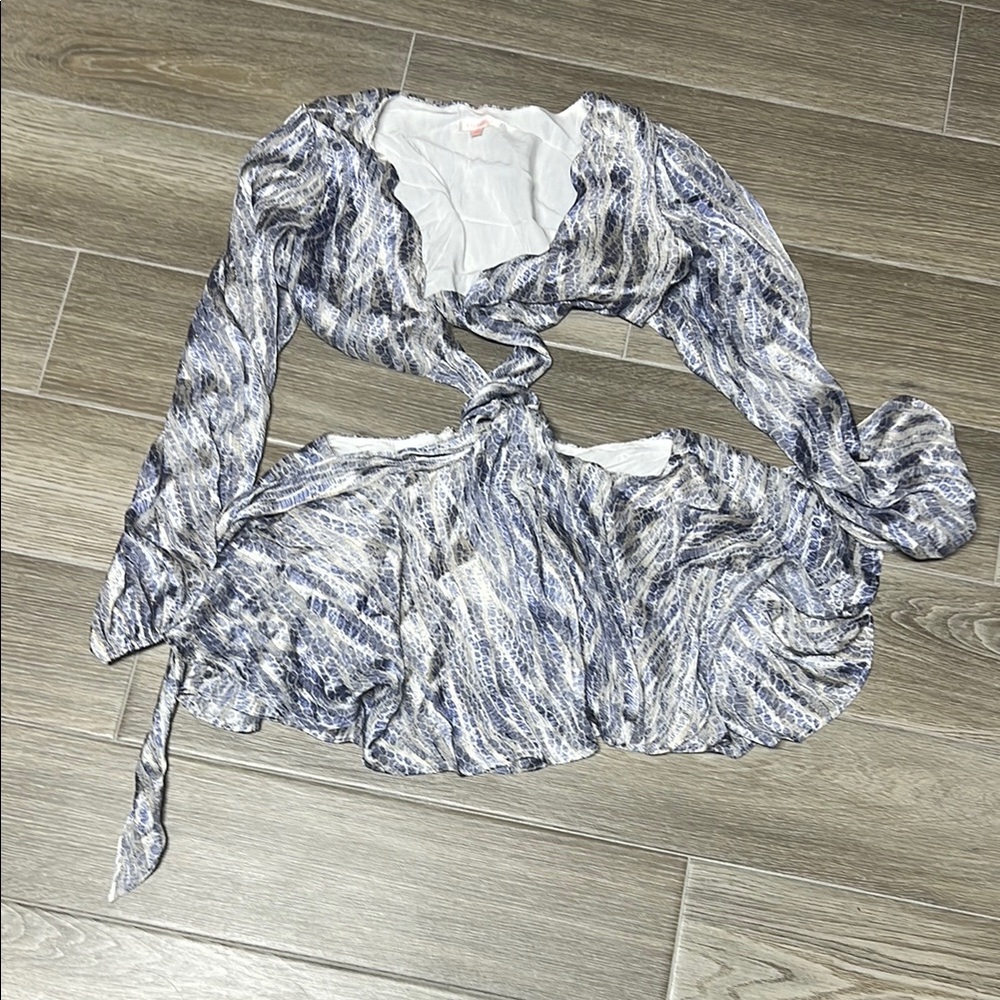 Luxxel Gray and White Tie Front Ruched Blouse